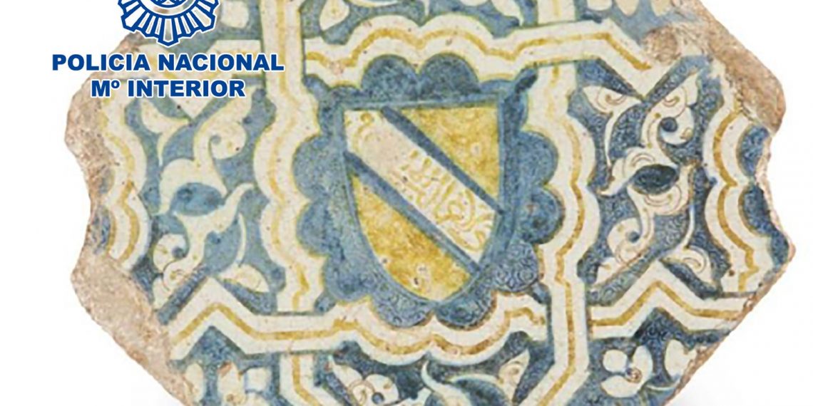 La Policía Nacional recupera un azulejo de  La Alhambra