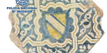 La Policía Nacional recupera un azulejo de  La Alhambra