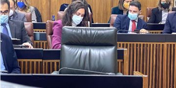 Duras críticas contra Moreno Bonilla por su ausencia en el Parlamento: «Ha sido el pleno de la vergüenza»