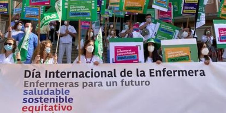 Los enfermeros salen a la calle para reivindicar su valía y reclamar derechos