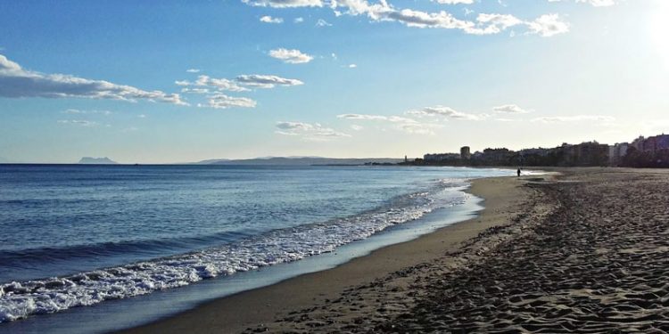 Andalucía amplía su red de espacios sin humo a 52 playas y 67 piscinas adheridas