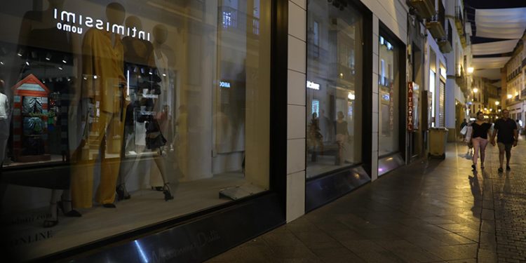 Los comerciantes andaluces piden tiempo y ayudas para aplicar las medidas de ahorro energético