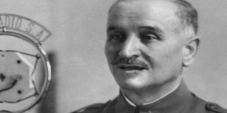 El cuerpo de Queipo de Llano hace su salida de la Macarena