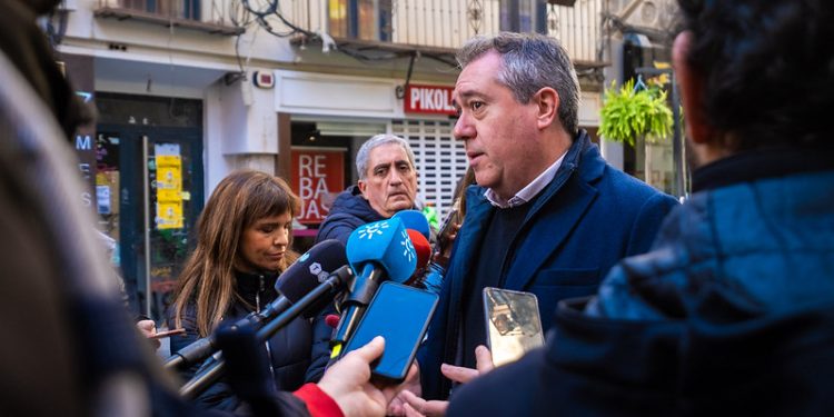 Juan Espadas exige al Gobierno de la Junta que deje de transferir recursos a la sanidad privada