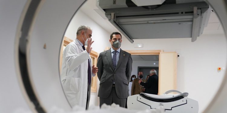 Juanma Moreno inaugura por tercera vez el Hospital Militar