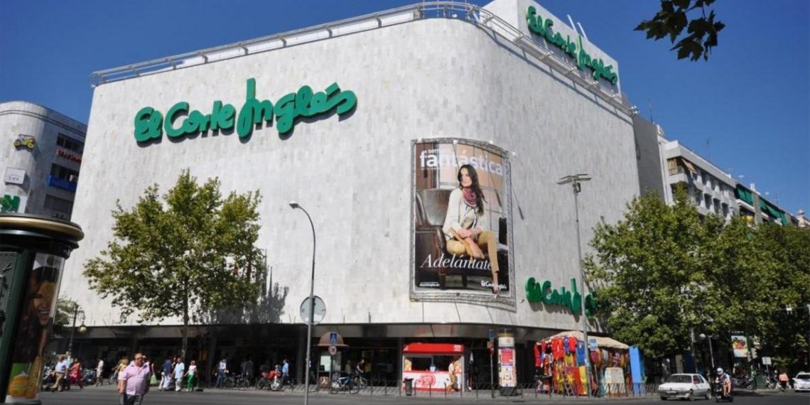 Juanma Moreno condena a los empleados del comercio de Córdoba a trabajar domingos y festivos