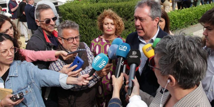 Espadas exige explicaciones “antes de que salga corriendo Carazo” de los contratos de obras en carreteras adjudicados “a dedo” a empresas de padre e hija en Cádiz