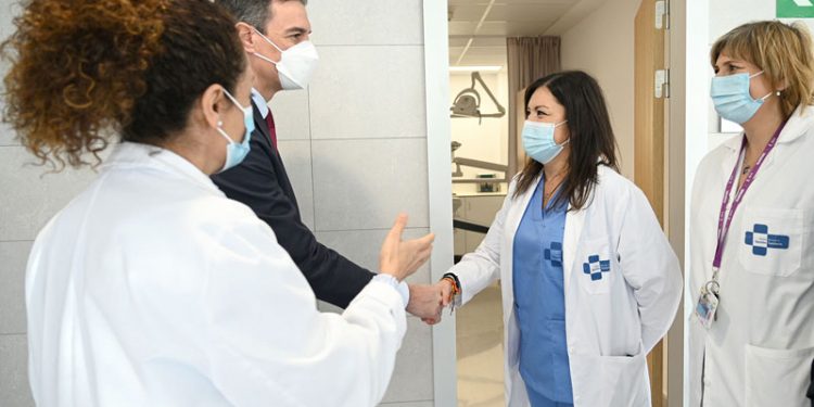 Sánchez pide el «compromiso» de las comunidades para reforzar la Atención Primaria