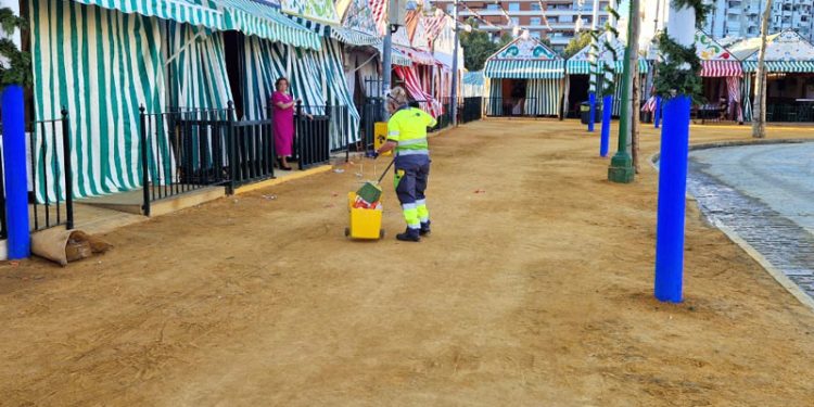El Ayuntamiento de Sevilla instala dos puntos de reparto de agua en la Feria y regará más el albero