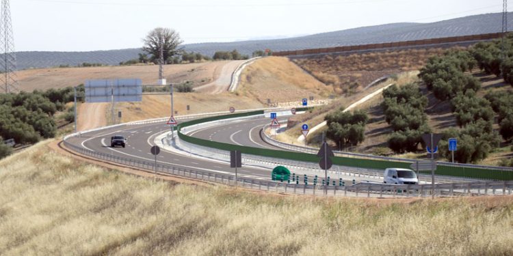 “La A-32 tiene sello socialista y sólo avanzará con el PSOE”