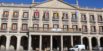 El PP pacta con Bildu el reparto de las presidencias de las comisiones en el Ayuntamiento de Vitoria y frena después de destaparse el lío