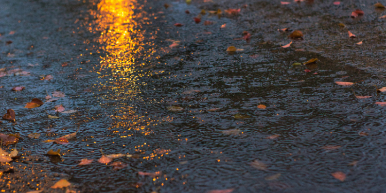 Lluvia tormentas charcos calle
