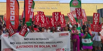 Los sindicatos CCOO y UGT se manifiestan contra el sistema de contratación del SAS