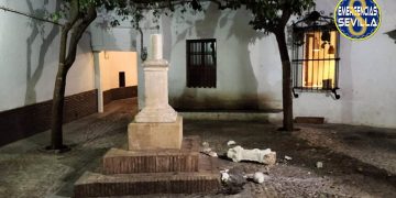 Destrozan una cruz del siglo XVI de la Plaza de Santa Marta de Sevilla