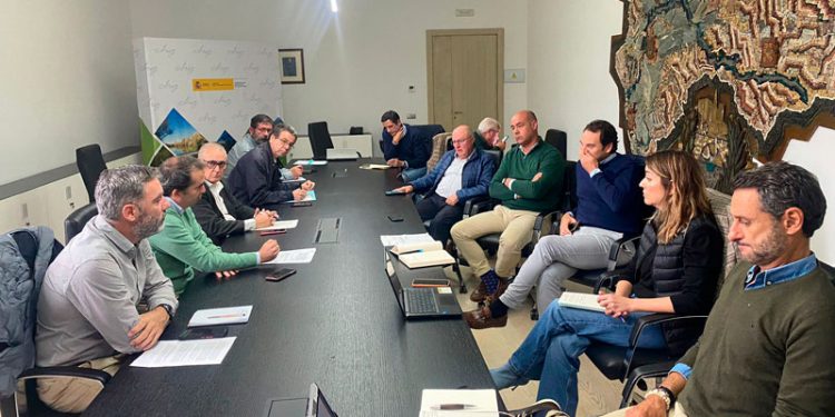 La CHG se reúne con miembros de la comisión redactora de los estatutos de las CUMAS ‘Almonte’ y ‘Marismas’