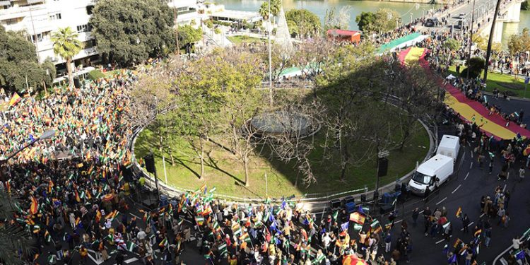 Pinchazo de público en la manifestación convocada por Moreno Bonilla