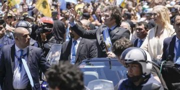 El Gobierno de Milei anuncia la devaluación del peso en más del 50%