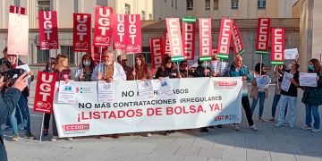UGT y CCOO protestan por el maltrato y la falta de respeto de la Junta a los 7.000 eventuales del SAS