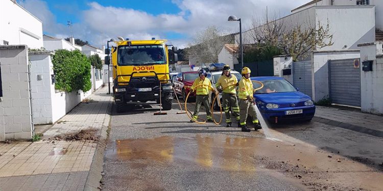 El Infoca actúa en zonas de la Sierra Norte de Sevilla anegadas por la lluvia