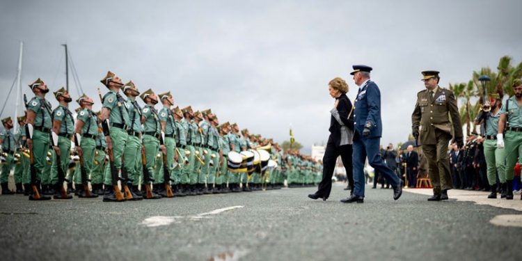 La reina Sofía preside el desembarco de la Legión en Málaga y el traslado del Cristo de la Buena Muerte