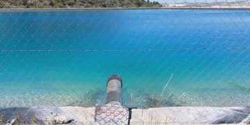 La CHG precinta las infraestructuras de una balsa de riego de pistachos en Pedro Martínez