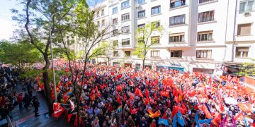 Pedro Sánchez recibe un apoyo multitudinario en Ferraz