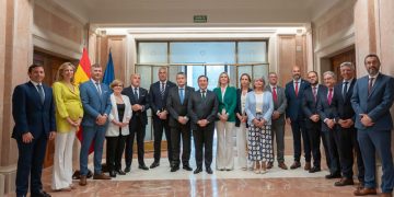 Albares analiza con la autoridades y los agentes andaluces los avances del acuerdo en relación a Gibraltar