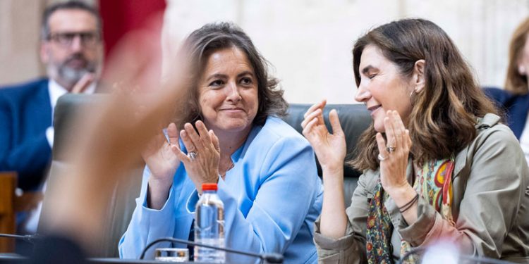 El PP utiliza su mayoría para evitar la reprobación de la consejera de Salud