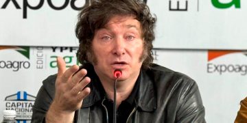 El jefe de gabinete de Milei presenta su dimisión