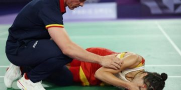 Carolina Marín llega «destrozada» y a la espera de pruebas «para tomar decisiones»