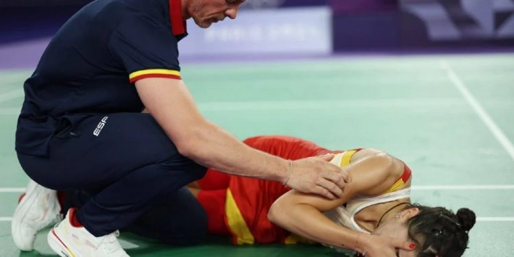 Carolina Marín llega «destrozada» y a la espera de pruebas «para tomar decisiones»