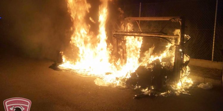 Noche de sirenas en Baza con la quema de cinco contenedores