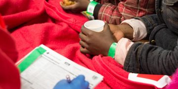 Un patera con doce migrantes sorprende a los bañistas de Granada