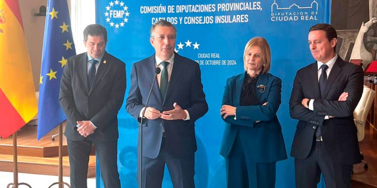 Fernández enfatiza el papel «clave» de las diputaciones y pide recursos del Estado y de las comunidades