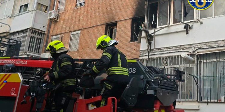 El incendio de un piso en el Polígono San Pablo afecta a nueve personas