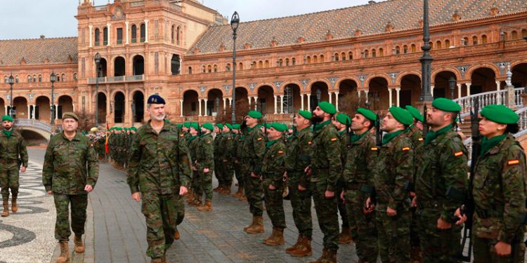 El Rey visita en Sevilla el Cuartel General de la Fuerza Terrestre