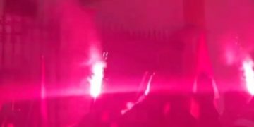 Cánticos de 'Cara al sol' tras la misa en tributo a José Antonio Primo de Rivera en Sevilla.