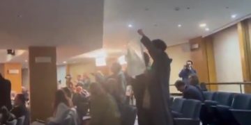 Estudiantes interrumpen el acto de Isabel Díaz Ayuso para protestar contra la privatización de la universidad pública