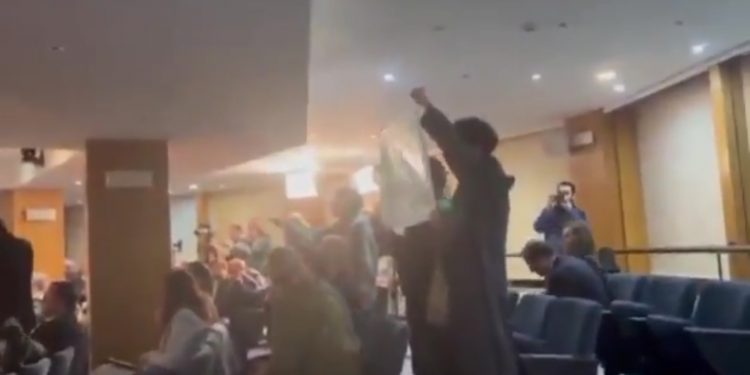 Estudiantes interrumpen el acto de Isabel Díaz Ayuso para protestar contra la privatización de la universidad pública