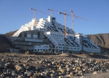 Montero insiste en la expropiación del Hotel del Algarrobico y pide colaboración a la Junta