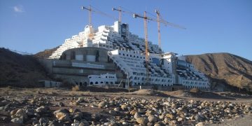 Montero insiste en la expropiación del Hotel del Algarrobico y pide colaboración a la Junta