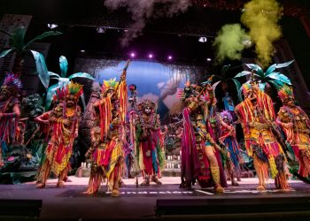 «La Tribu» lanza un duro pasodoble a Juanma Moreno en las Semifinales del COAC