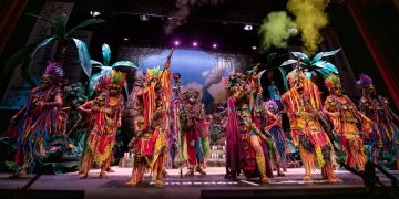 «La Tribu» lanza un duro pasodoble a Juanma Moreno en las Semifinales del COAC