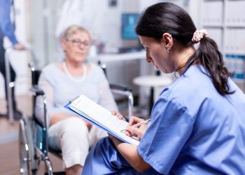 Aumento de la preferencia por la sanidad pública en España, según el Barómetro Sanitario 2024