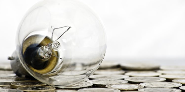 El precio de la luz alcanza su nivel más bajo desde junio de 2024 y se mantiene en valores negativos durante gran parte del día