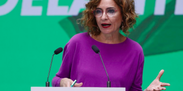 María Jesús Montero acusa a Moreno Bonilla de “mirar por el retrovisor” ante el deterioro de los servicios públicos