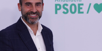 El PSOE-A acusa a Moreno Bonilla de “falso andalucista” y exige lealtad institucional con las ayudas al transporte juvenil