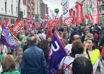 Más de 100.000 personas se manifiestan en Sevilla contra las políticas sanitarias de la Junta de Andalucía