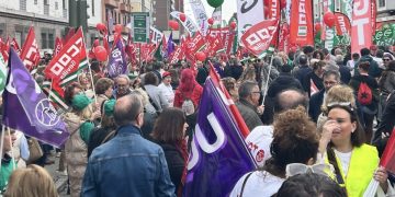 Más de 100.000 personas se manifiestan en Sevilla contra las políticas sanitarias de la Junta de Andalucía