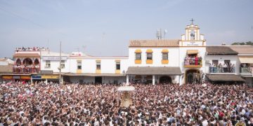 La Virgen del Rocío regresa a su ermita tras una procesión de más de nueve horas por la aldea